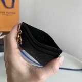 LV Charms Card Holder M82739